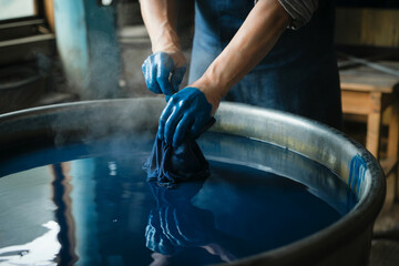 染め物職人が布を染め上げる伝統技