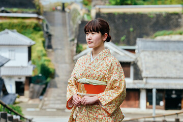 城下町を散策する着物姿の女性