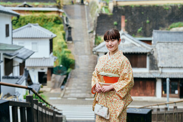 Fototapeta premium 城下町を散策する着物姿の女性