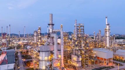 Fototapete Wohnzimmer Aerial view oil and gas refinery plant at night, Oil and gas industrial petrochemical fuel power and energy at industry zone, Oil and gas refinery industrial energy supply chain.  © Kalyakan