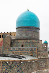 Naklejka premium Vertical outdoor photography featuring Tilya-Kori Madrasah exterior details