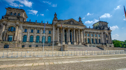 Obraz premium Berlin Reichstag facade showcasing classical stone structure combined with modern elements