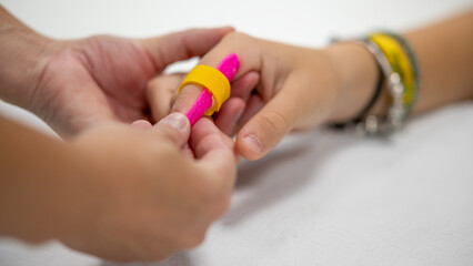 Wrapping elastic band around fingers, protecting hand