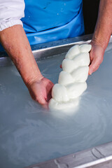 Treccia di mozzarella di bufala campana appena fatta e pronta per essere venduta