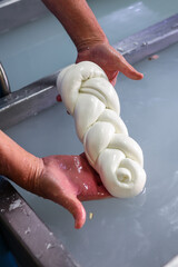 Treccia di mozzarella di bufala campana appena fatta e pronta per essere venduta