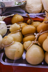 Prodotti di un caseificio freschi pronti per essere venduti nella vetrina da vendita di una salumeria