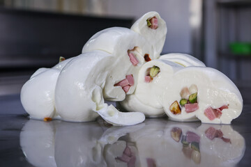 Mozzarella di bufala campana ripiena di mortadella e pistacchio appena fatta e pronta per la vendita