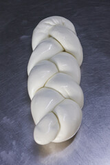 Treccia di mozzarella di bufala campana appena fatta e pronta per essere venduta