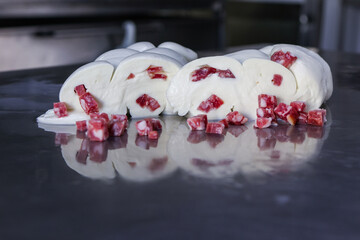 Mozzarella di bufala campana ripiena di salame 