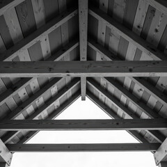 Fototapeta premium Stunning wooden architecture showcases intricate beams and triangular design, creating sense of openness and tranquility