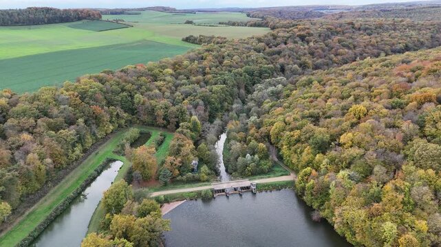 le petit barrage de l'Othain pr&egrave;s de Marville, avec sa r&eacute;serve d'eau qui forme un plan d'eau en bordure de for&ecirc;t. Paysage d'automne dans la Meuse, en Lorraine courant octobre