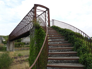 Ancienne passerelle m&eacute;tallique.