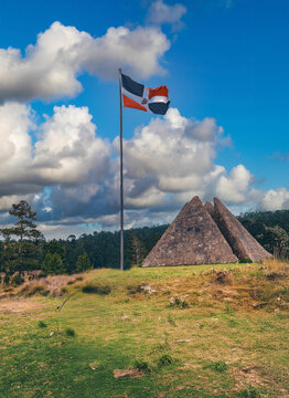 bandera en las piramides de constanza republica dominicana