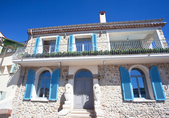 Unikatowe starożytne miasto, piękne kamienice z niebieskimi okiennicami, Antibes, France,  A unique ancient town, beautiful tenement houses with blue shutters, Antibes, France © 123108 Aneta