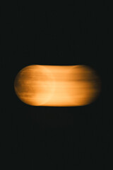 Mouvement lumineux de la lune dans un ciel nocturne minimaliste