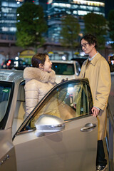 夜の街に立つ男女