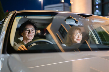 ドライブする男女