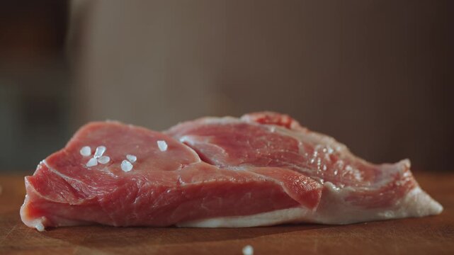 The seasoning falls on the meat. Season maso, cooking meat
