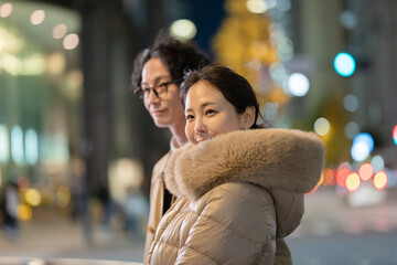 夜、デートするカップル