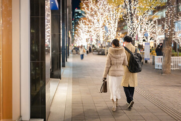 夜の街を歩く男女