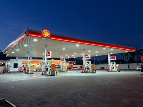 KUALA TERENGGANU, MALAYSIA - JUNE 11, 2023 : An empty Royal Dutch Shell petrol station in Kuala Terengganu, Malaysia in the early morning. The company was established in April 1907.
