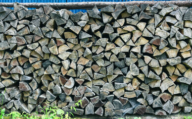 薪小屋・たくさんの薪材