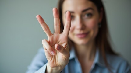 Femme en Thérapie EMDR, Eye movement desensitization and reprocessing - dans un cabinet de psychothérapie, le thérapeute passe ses doigts devant ses yeux 