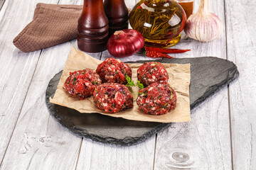Raw beef meatballs for cooking