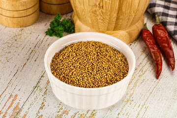 Dry mustard seeds in the bowl