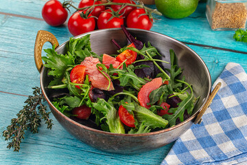 Salad with salmon and arugula