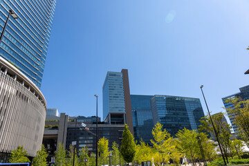 青空と高層ビルと大阪駅（2025年8月撮影）