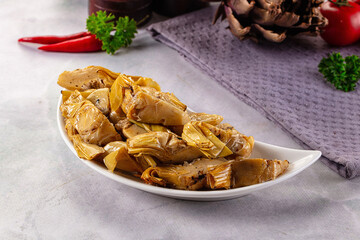 Marinated organic artichole with oil