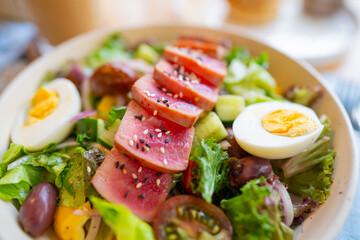 Delicious gourmet seared tuna salad with fresh vegetables