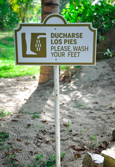 Please wash your feet bilingual sign in English and French