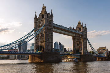 Obraz premium Tower Bridge and London skyline in warm evening light