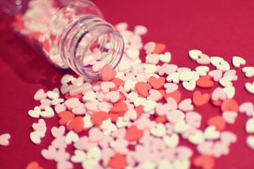 小瓶から零れるハート型のトッピングシュガー　かわいい背景装飾　溢れる気持ち　製菓材料