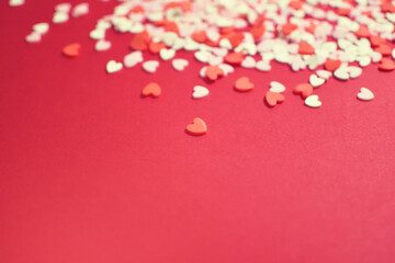 散らばったハート型のトッピングシュガー　おしゃれでかわいい背景装飾　気持ち　製菓材料
