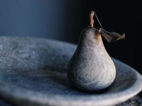 nature morte d'une poire en marbre et de sa feuille 