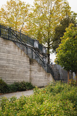 Escaliers chic-chac au dessus du Parc Fabiola &agrave; Verviers en Belgique en automne