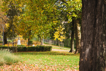 Parc Fabiola &agrave; Verviers en Belgique en automne avec la statue de Lekeu