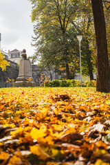Parc Fabiola &agrave; Verviers en Belgique en automne avec la statue de Lekeu