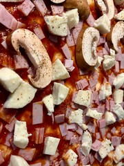 Pizza mit Mozzarella und schinken und Pilzen