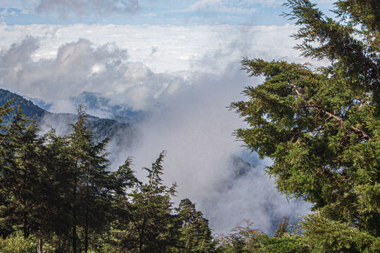 Las  nubes pasan entre las monta&ntilde;as