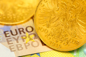 Eine Feinunze Gold als Goldmünze liegt auf einer Euro Banknote als Symbolbild für steigenden...