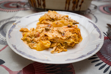 Detalhe de refeição de lasanha de atum a ser degustada. 