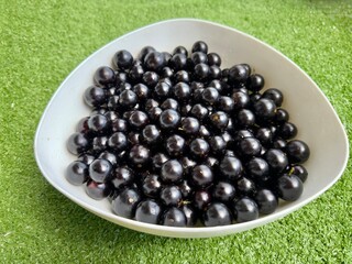 Jabuticabas frescas e brilhantes, colhidas do pé, exibem toda a riqueza e o sabor autêntico do Brasil. Frutas tropicais cheias de cor, frescor e natureza em cada detalhe.