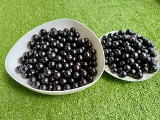 Jabuticabas frescas e brilhantes, colhidas do pé, exibem toda a riqueza e o sabor autêntico do Brasil. Frutas tropicais cheias de cor, frescor e natureza em cada detalhe.