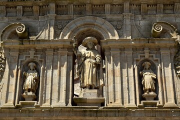 La statue de Saint Jacques au-dessus de la fa&ccedil;ade est de la cath&eacute;drale de Saint-Jacques-de-Compostelle