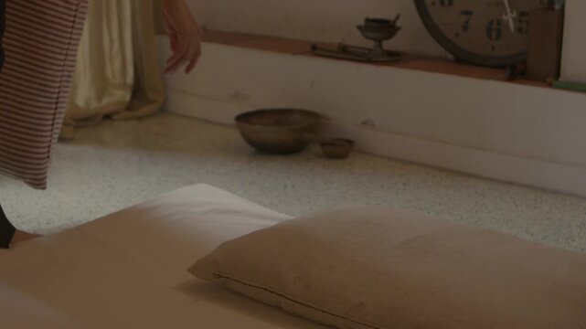 shiatsu session preparation in slow motion