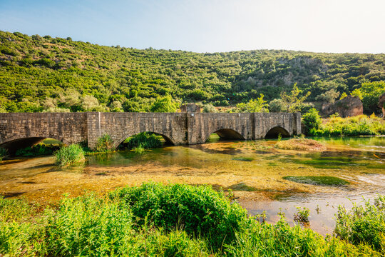 The ancient aqueduct that provided water to Nikopolis.